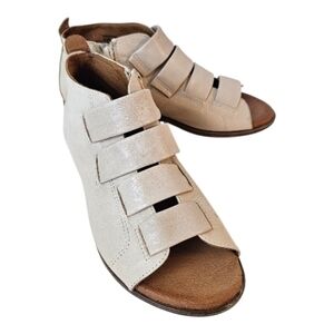 Miz Mooz Dewdrop Leather Side Zip Sandals Cream Size 39 Wide
